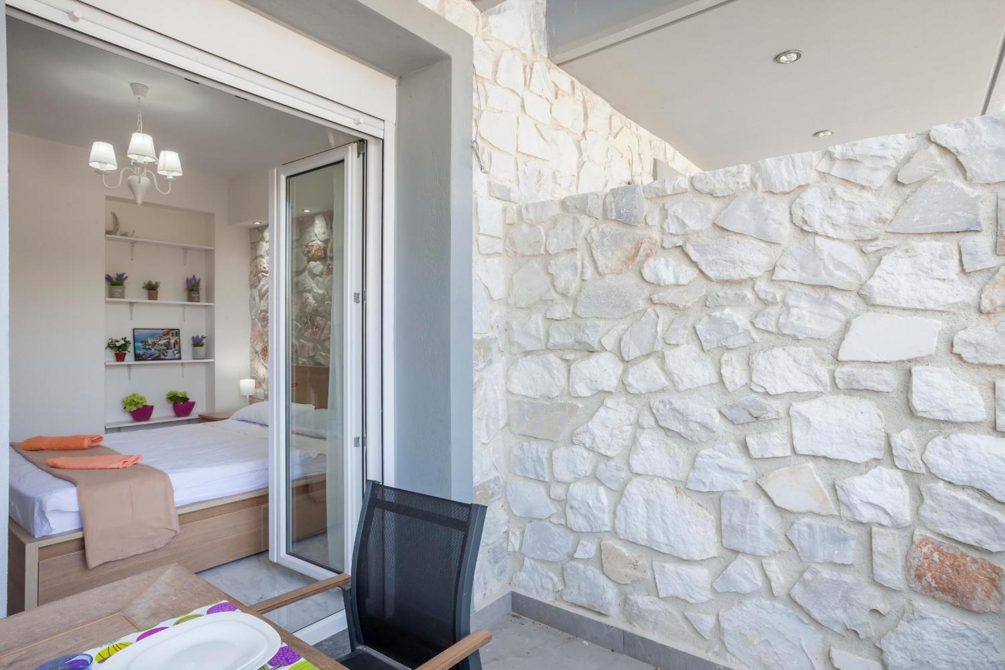 Valeri Luxury Stone Deluxe Apartment Hanioti